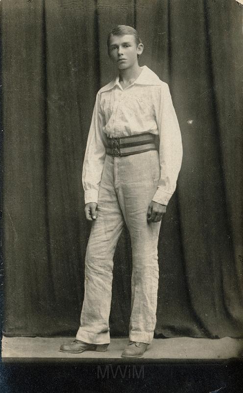 KKE 3703-5.jpg - Fot. Druh Franek. Ubrany w strój ludowy, na biodrach szeroki pas, biała koszula z kołnierzem ala Słowacki, jasne lniane spodnie, Romny, IX 1919 r.